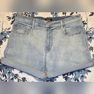 Express High Rise Denim Shorts Light Wash Size 10 Raw Hem 5” Inseam Stretch